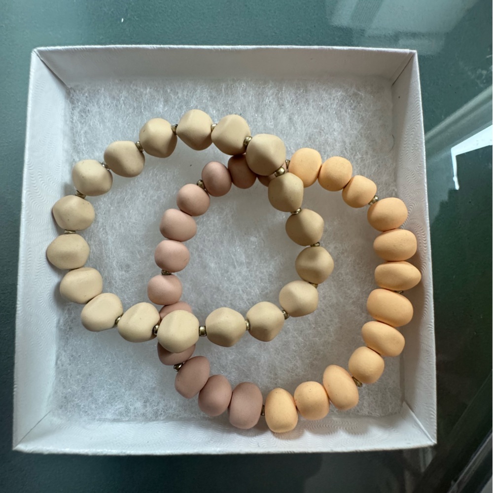 Neutral and very versatile set of 2 bracelets! See pic for details&measurements